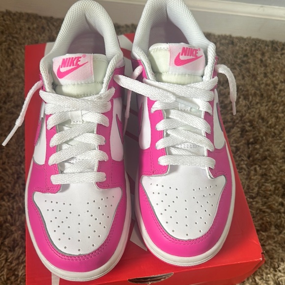 Nike Dunks Fuchsia and White - Picture 5 of 11